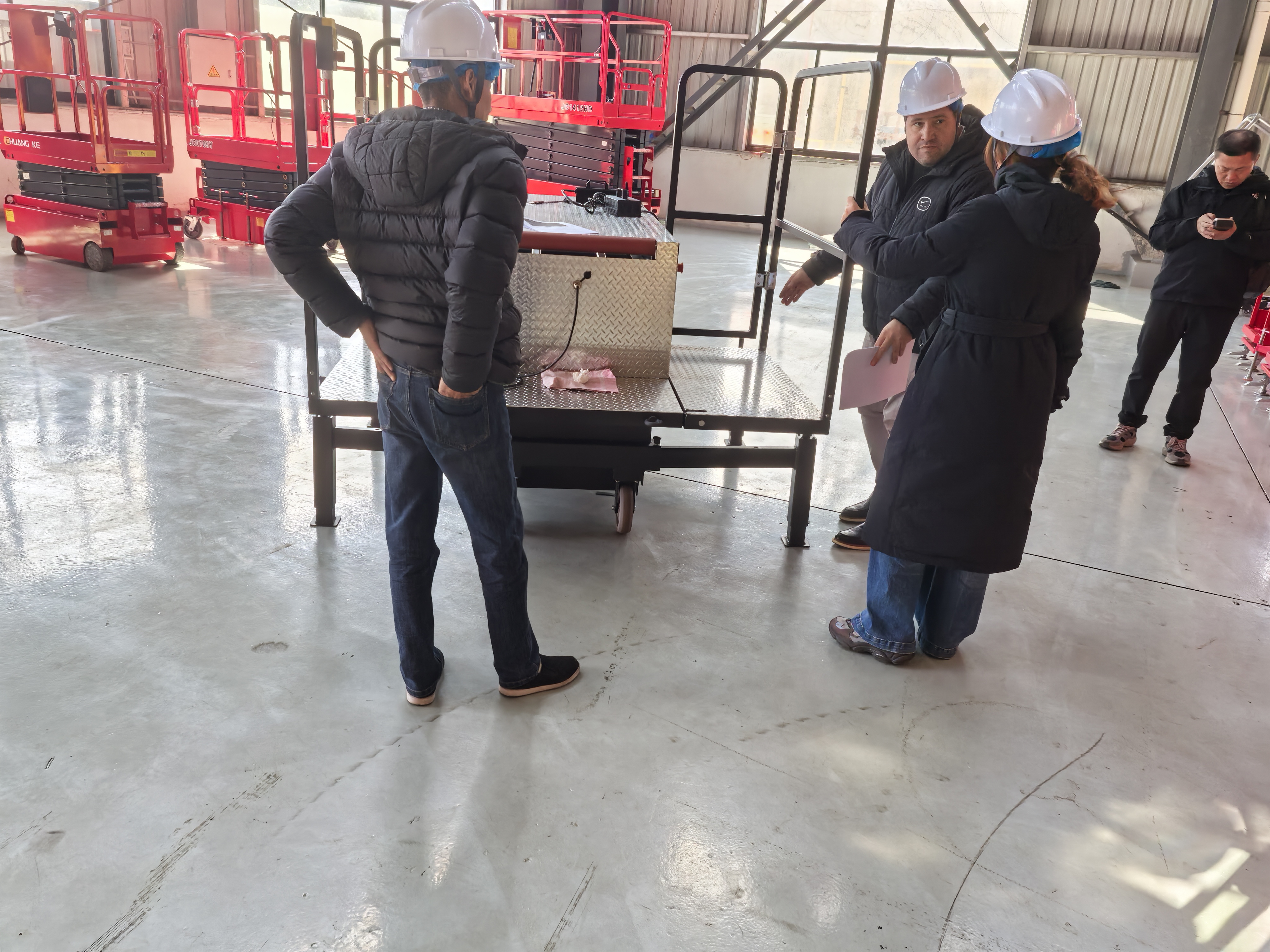 Brazilian Clients Visit Zhejiang Wizplus Smart Equipment Ltd. ad dirige Customized Leva Productio